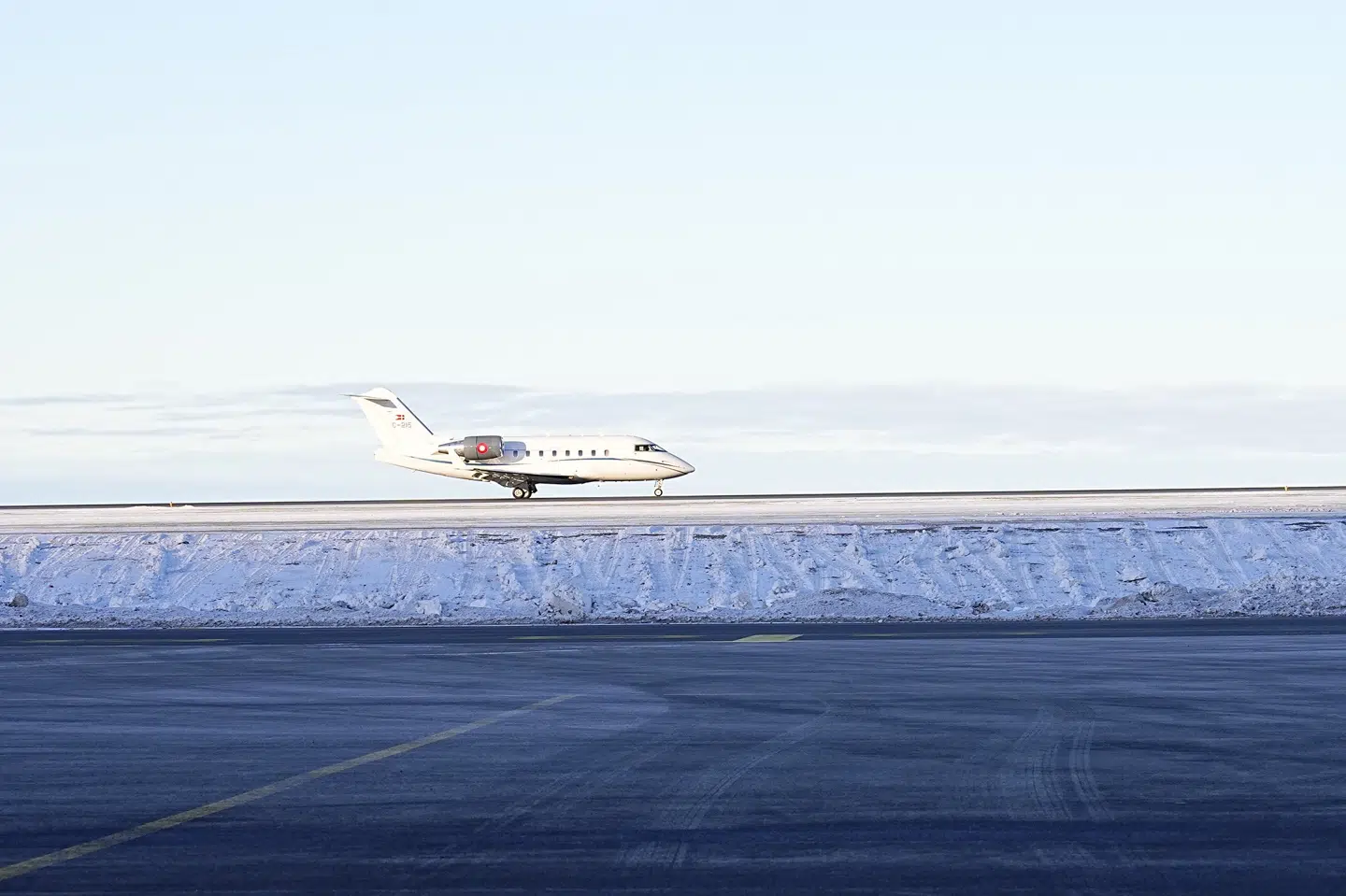 Kong Frederik er onsdag ankommet til Nuuk Lufthavn i Grønland.