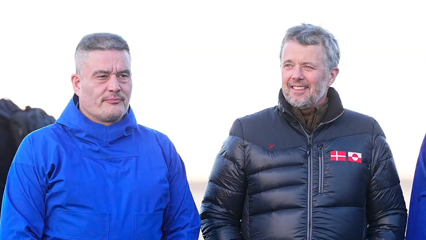 Formanden for det grønlandske parlament, Kim Kielsen, tog hjerteligt imod kong Frederik, da han landede onsdag eftermiddag forud for sit tre dage lange besøg i Grønland.