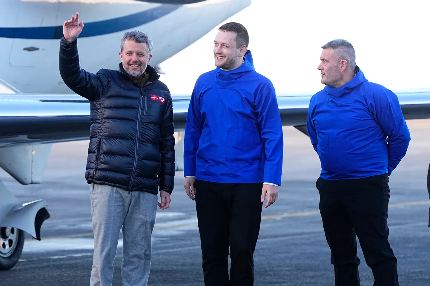 Kong Frederik blev onsdag eftermiddag i Nuuks lufthavn taget imod af både formanden for Naalakkersuisut, Jens-Frederik Nielsen og formanden for Inatsisartut, Kim Kielsen.