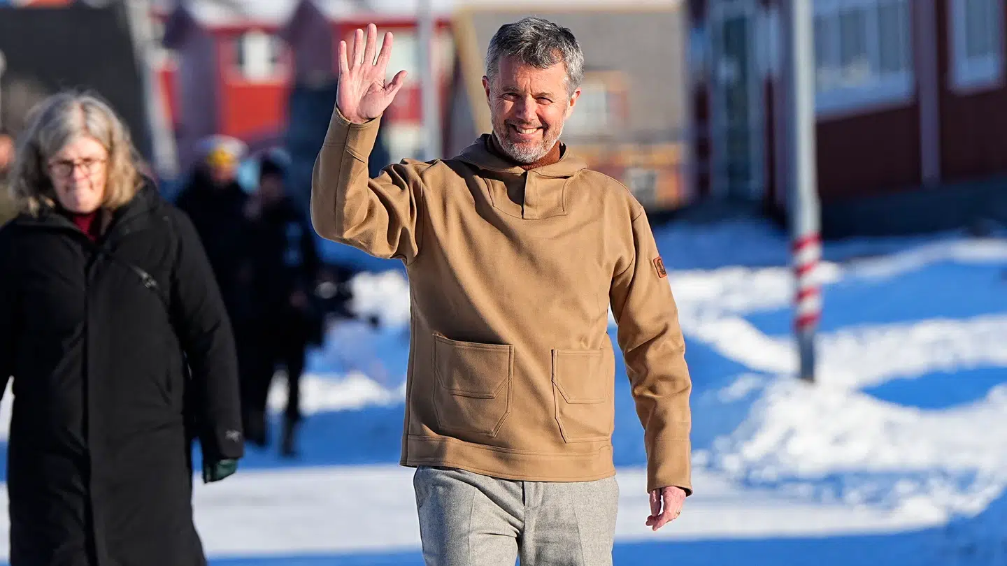Kong Frederik er netop landet i Nuuk, og straks efter ankomsten var der frokost i Hans Egedes Hus.