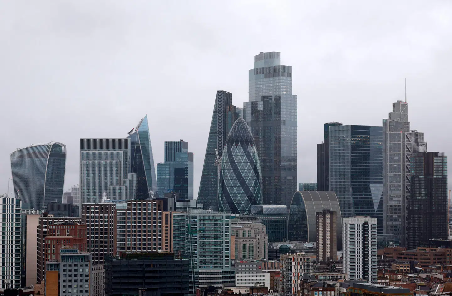 Londons skyskrabere er, som noget ganske usædvanligt, blevet billigere at bosætte sig i nærheden af.