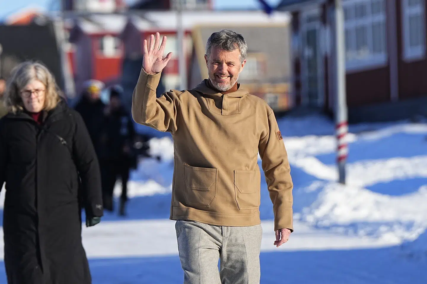 Kong Frederik ankom til Hans Egedes Hus kort efter sin ankomst. Her spiste han frokost og sagde efterfølgende et par ord til den fremmødte presse.
