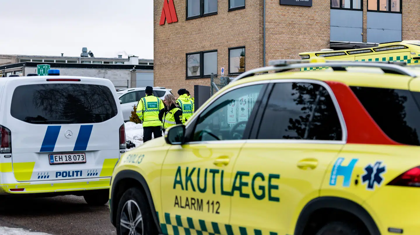 Et hav af politi- ambulance- og lægebiler er onsdag til stede på en adresse i Farum.