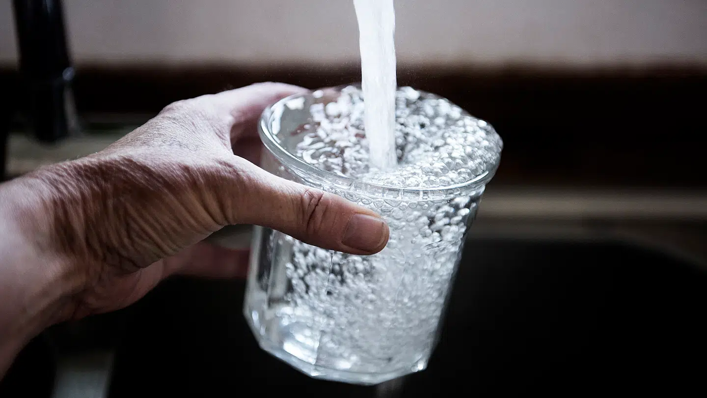 Vandet i et boligkvarter i en lille by uden for Randers lugter grimt. Og det er lidt af et mysterium hvorfor.