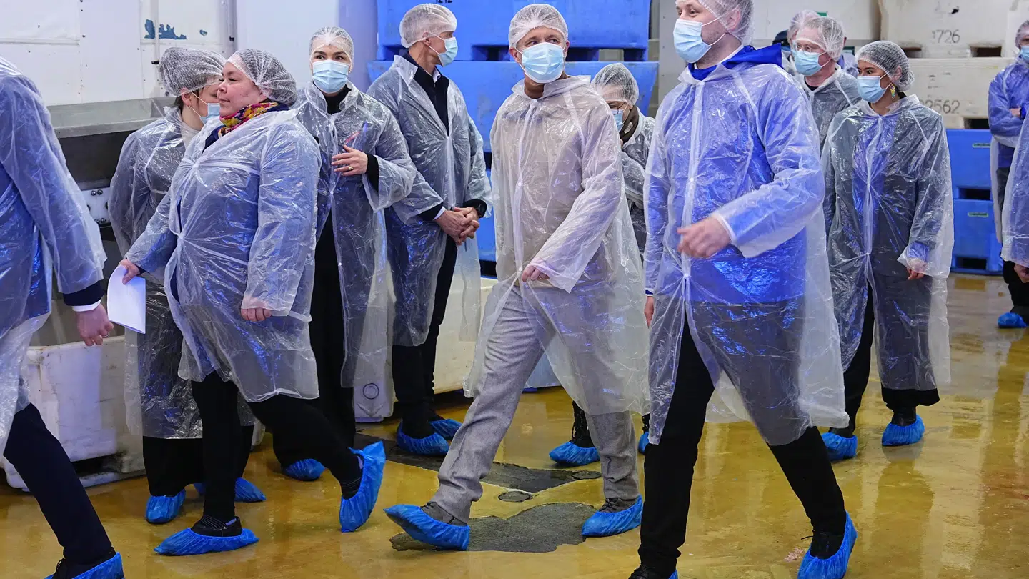 Kong Frederik var ikke nem at genkende, da han onsdag eftermiddag besøgte Royal Greenland i Nuuk.