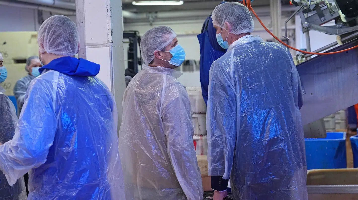 Kong Frederik fotograferet under besøget hos Royal Greenland i Nuuk.