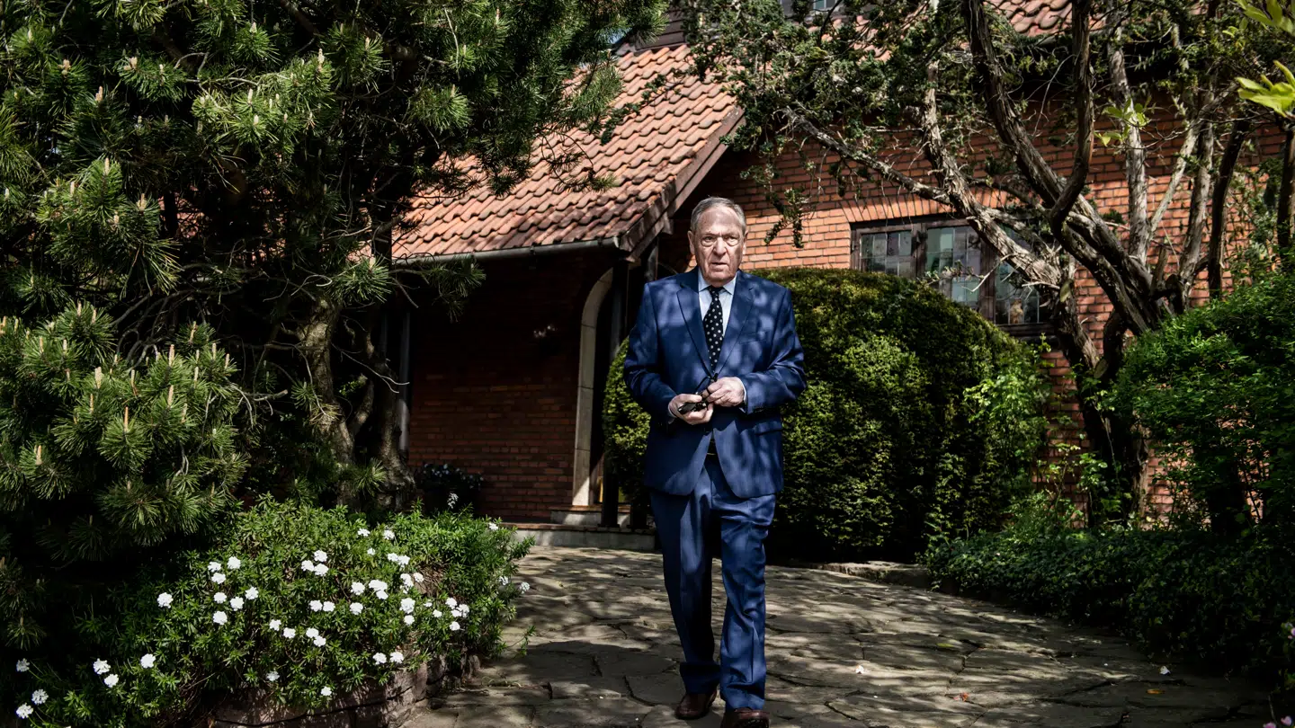 Dario Campeotto fotograferet foran sit hjem i forbindelse med hans 60 års jubilæum. Det er netop dette hus, der er blevet solgt.