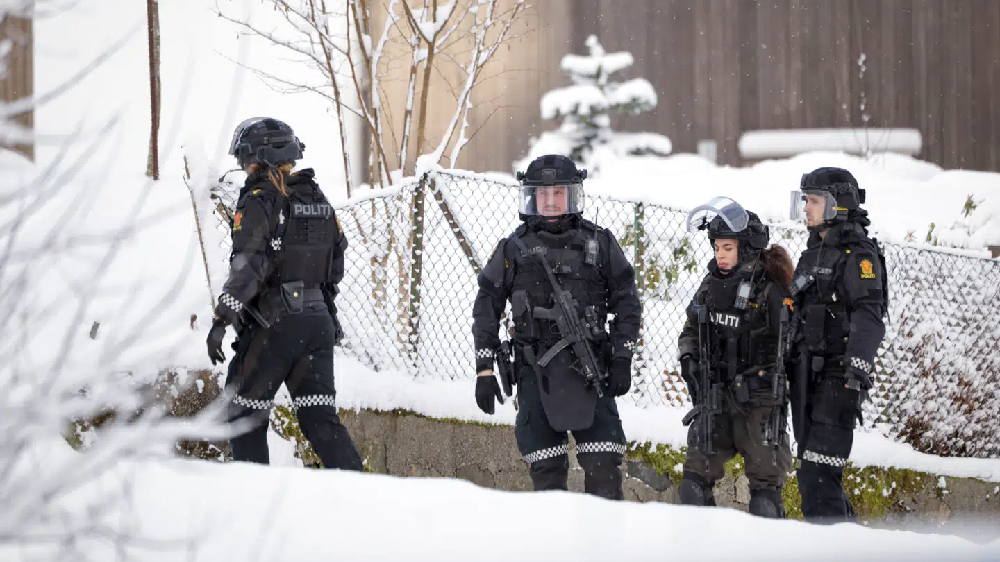 Politiet fik kontakt med gerningsmanden omkring klokken 13.00. I en opdatering klokken 17.00 siger indsatsleder Per Magnus Svabø, at situationen er uændret.