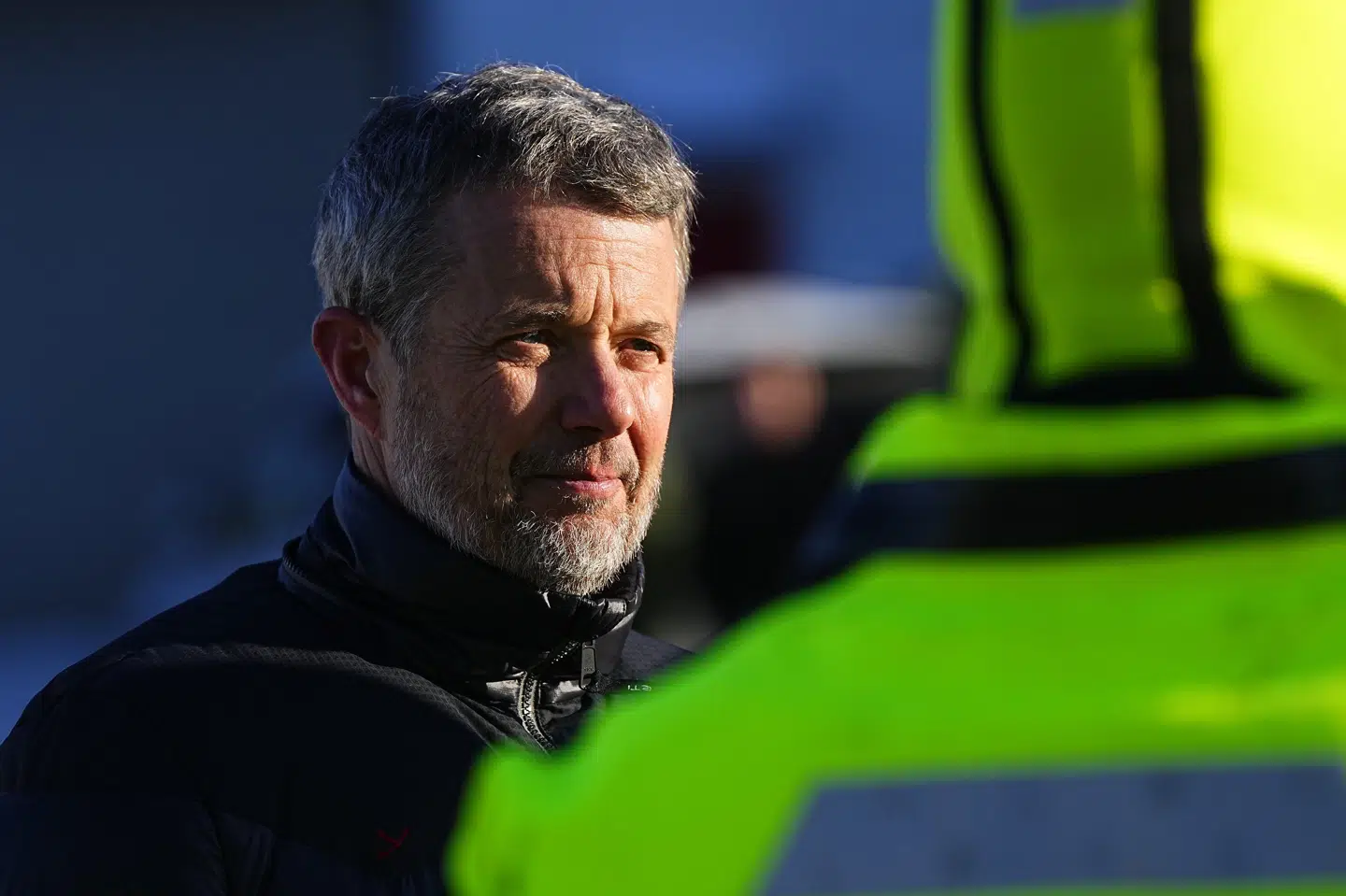 Kong Frederik er på besøg i Grønland i tre dage. På havnen i Nuuk mødte han omkring 18 elever fra Arktisk Basisuddannelse.