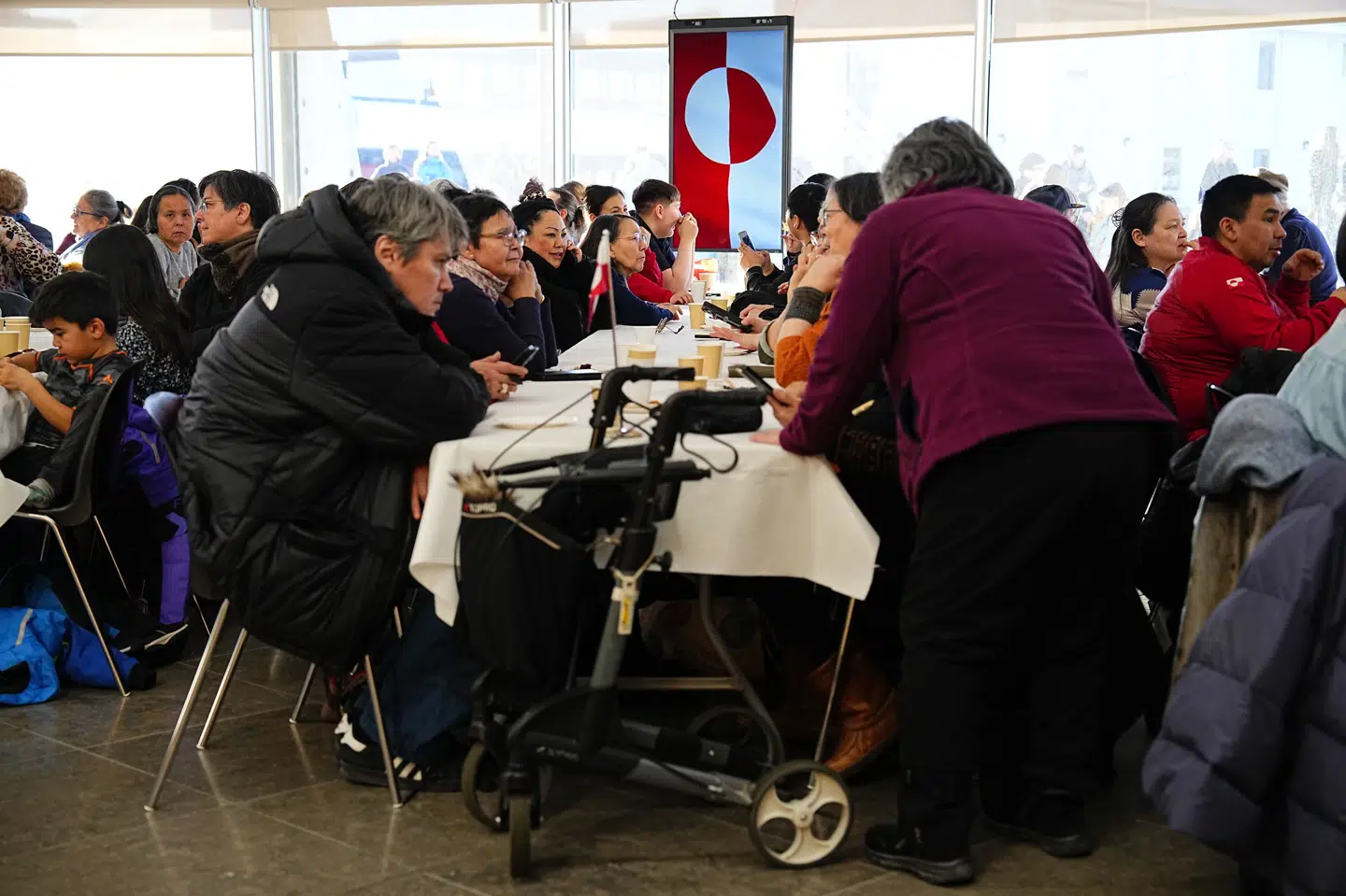 Der er opsat langborde i kulturhuset Katuaq i Nuuk, så de hundredvis af fremmødte kan sidde ned under kaffemikken.