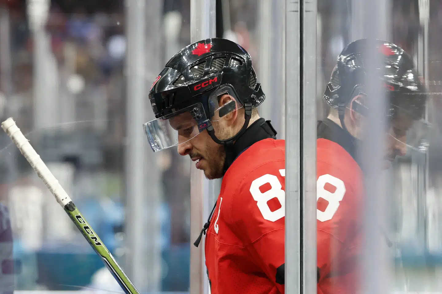 Ishockeystjernen Sidney Crosby udgik med en skade for Canada, som avancerede til semifinalen med en kneben sejr over Tjekkiet.
