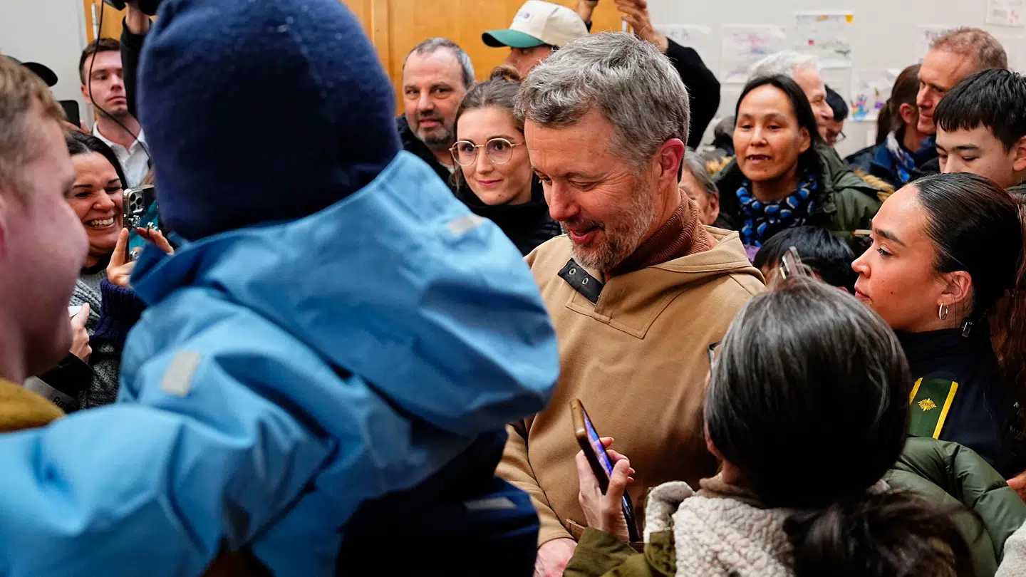 Der var mange, der ville hilse på eller tage et billede med kongen.