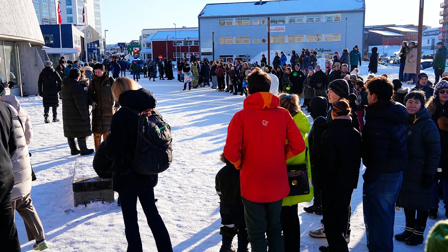 Der var kø uden for kulturhuset Katuaq i Nuuk før kaffemikken med kong Frederik.