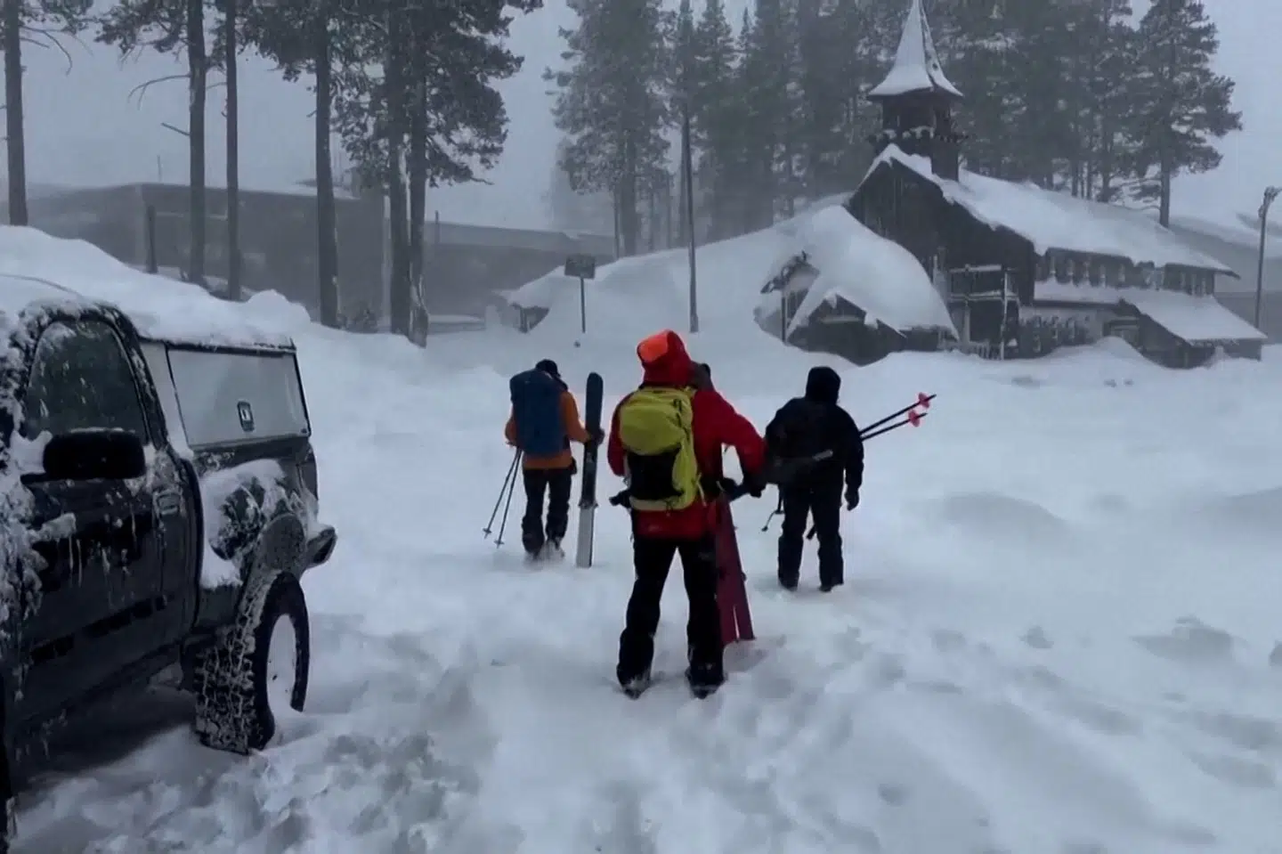 Redningsmandskab er på vej ud for at lede efter skiløbere efter en lavine på Castle Peak i Californien.