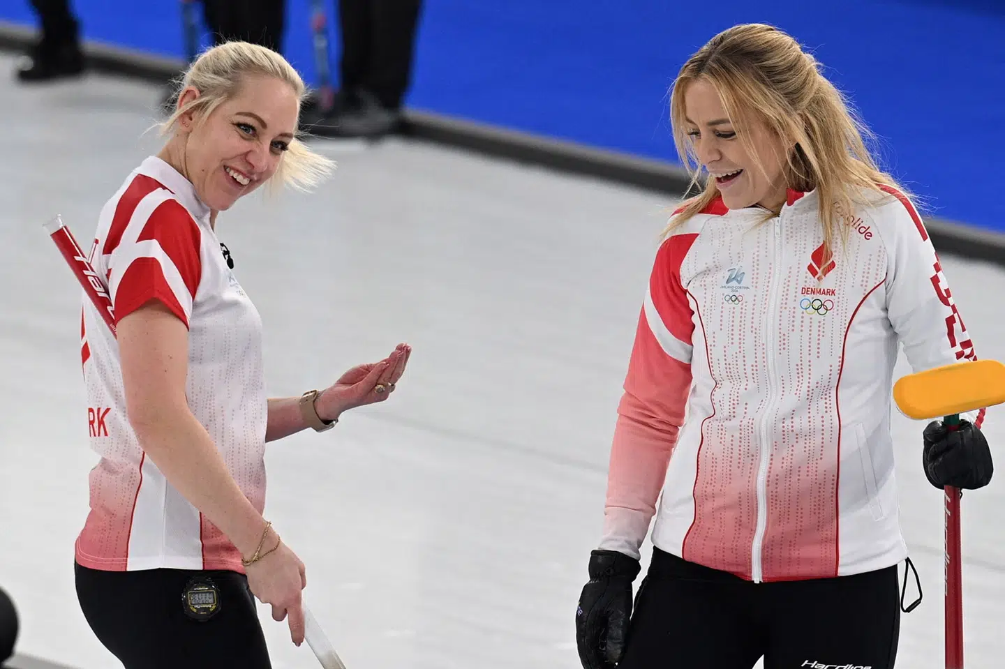 Søstrene Madeleine Dupont og Denise Dupont (til venstre) leverede i perioder solid curling for Danmark, men det endte med et knebent nederlag til Schweiz. Dermed er danskerne færdige ved vinter-OL.