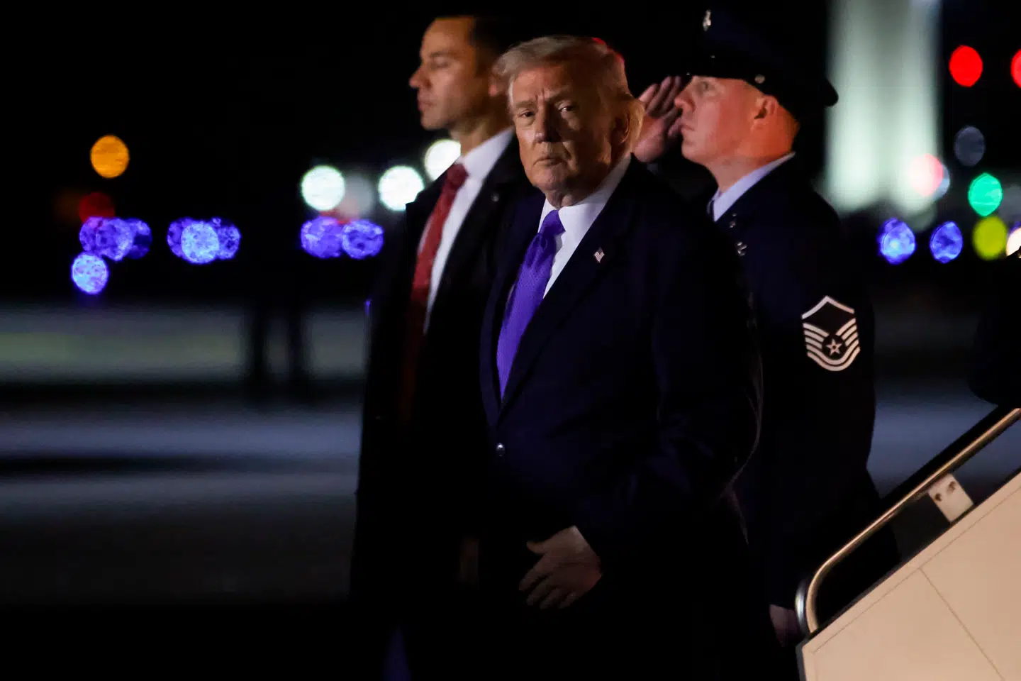 Præsident Donald Trump stiger af Air Force One i Palm Beach, 6 februar, 2026.