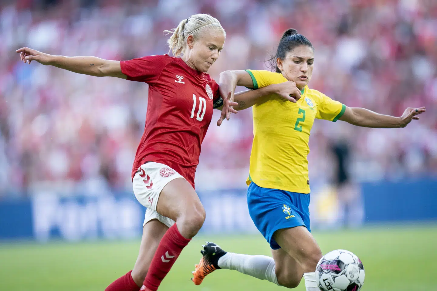 Pernille Harder og holdkammeraterne har to gange tidligere spillet i Parken. Til april sker det igen. (Arkivfoto).