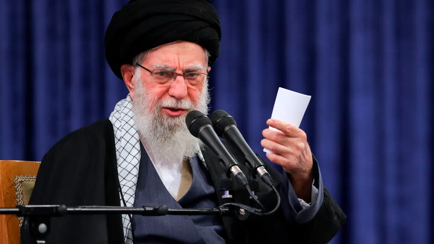 Irans øverste leder, ayatollah Ali Khamenei, er kommet med flere spydige kommentarer rettet mod USA de seneste dage, mens USA opruster voldsomt i Mellemøsten.