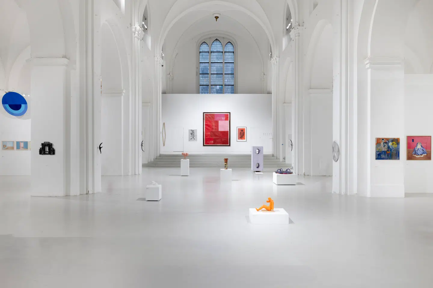 Den store sal i Nikolaj Kirkes stueetage er et flot ankomstpunkt til udstillingen. Man ser med det samme, at der er blevet købt megen god kunst til Københavns Kommunes institutioner i de forløbne fire år.