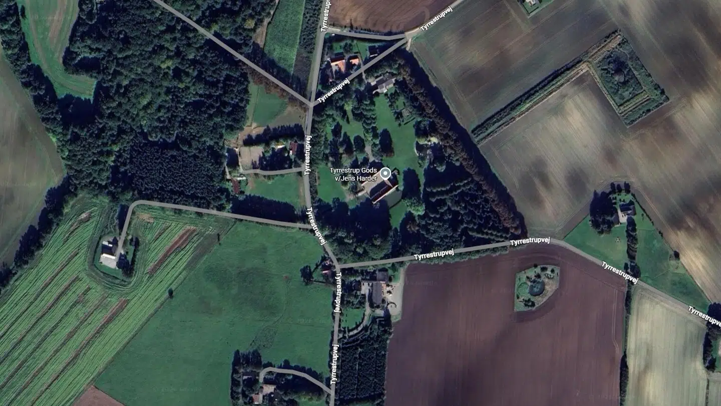 Med købet af godset følger 270 hektar ager, skov og natur samt tre bygninger.