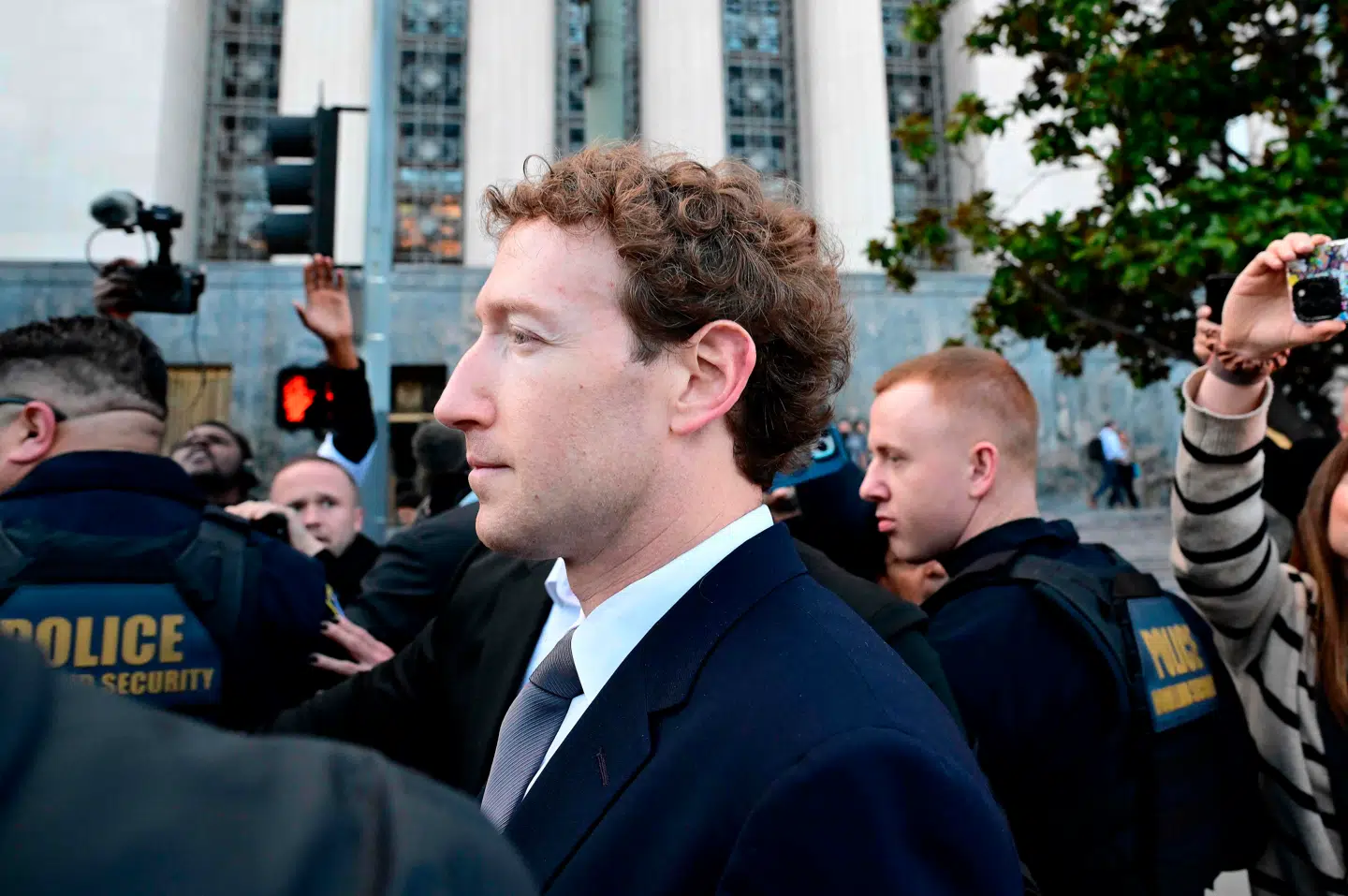 Meta-topchef Mark Zuckerberg ankommer til retten i Los Angeles, hvor den skelsættende retssag kører, omgivet af sikkerhedsfolk.