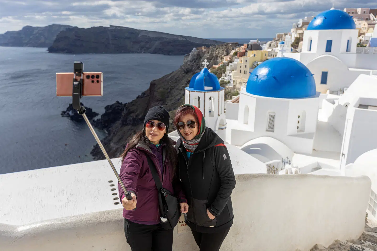 Turister lægger flere penge i Europa end før, men sammensætningen af turisterne vil ændre sig i år. Her bliver der taget en selfie på den græske ø Santorini.