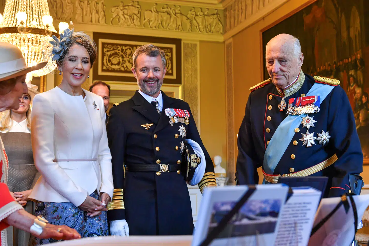 Den norske kong Harald tager mere afslappet på tiltaleformerne end kong Frederik og dronning Mary gør i det danske kongehus, lyder det nu fra en kongehusekspert.