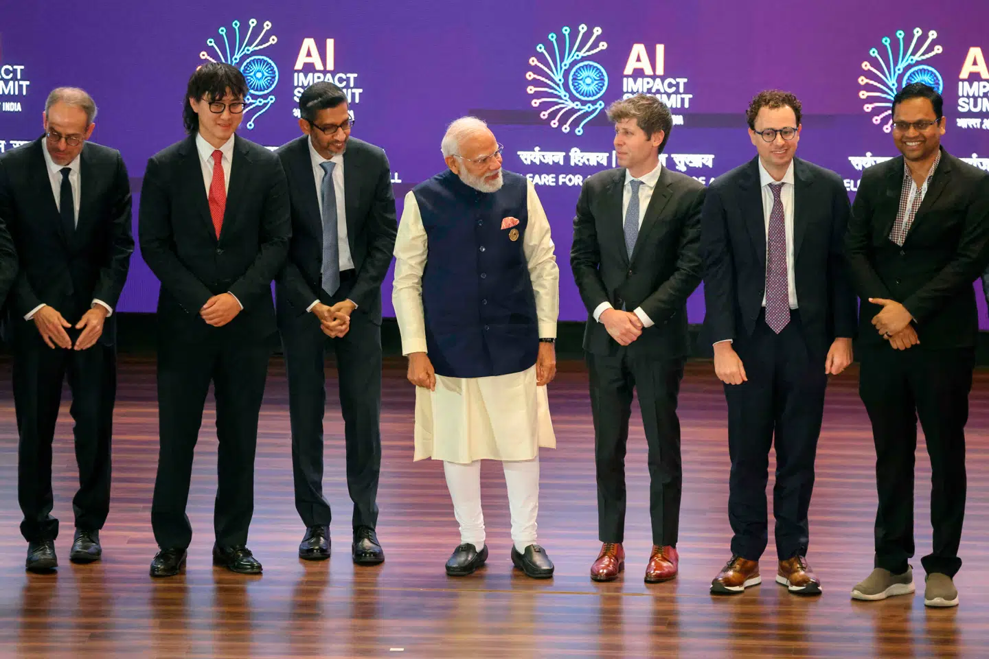 Indiens premierminister, Narendra Modi, mødes i disse dage med blandt andre direktørerne for OpenAI og Anthropic, Sam Altman og Dario Amodei. Det er Amodei med de særligt flotte sko.