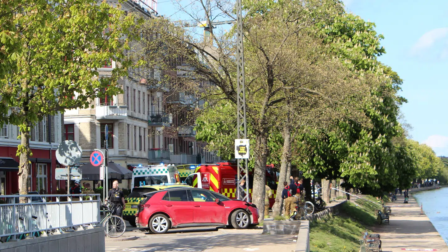 Den tiltaltes røde bil, som han kørte under ulykken. Ved første retsmøde beskrev den tiltalte selv – under sin forklaring – sig som en erfaren bilist, da han havde kørt rundt i Danmark til mange foredrag.