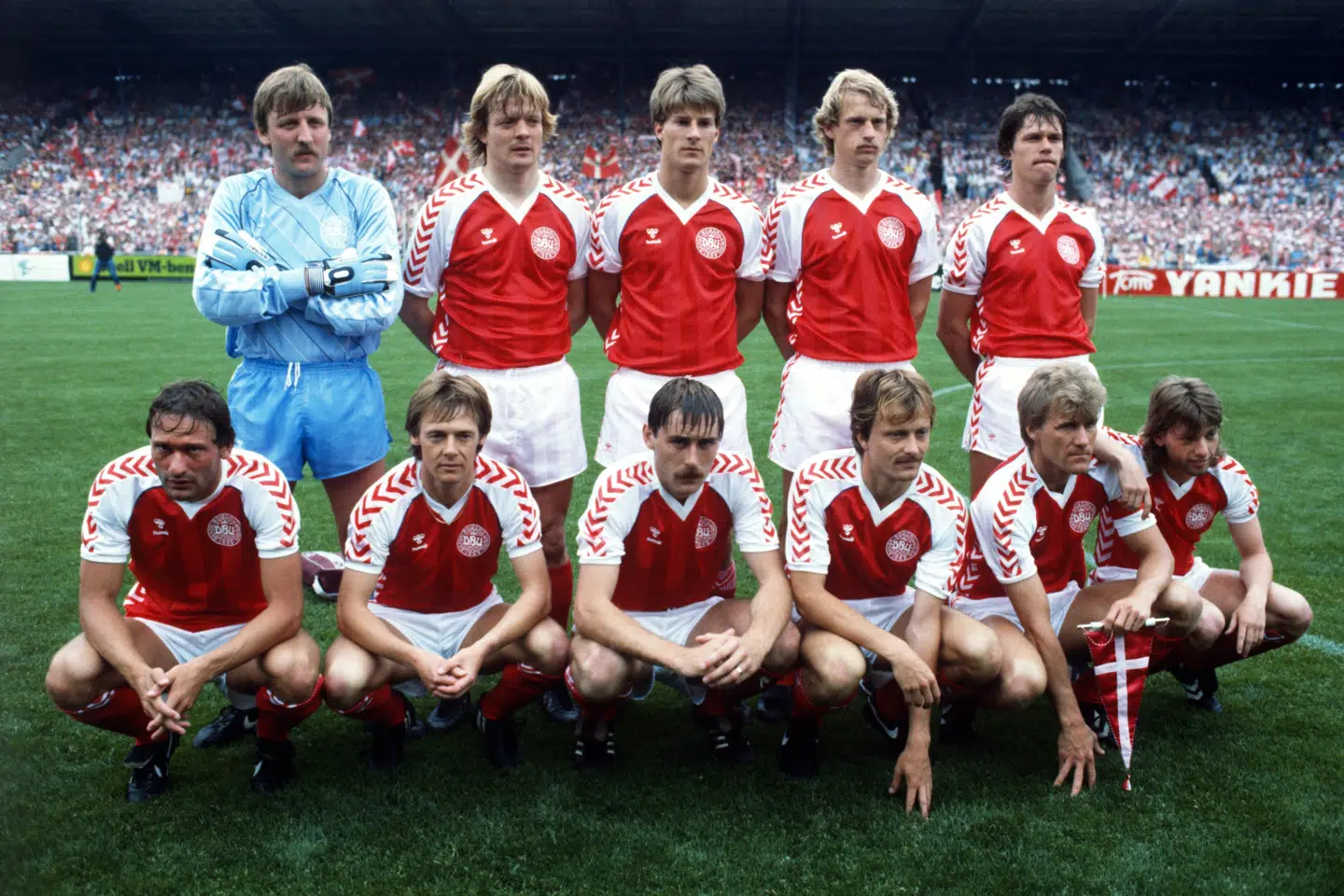 Klaus Berggreen, der sidder nederst som nummer fire fra venstre inden en kamp mod Sovjetunionen i Idrætsparken i 1985, husker Sepp Piontek som en fantastisk leder med tysk disciplin. (Arkivfoto).