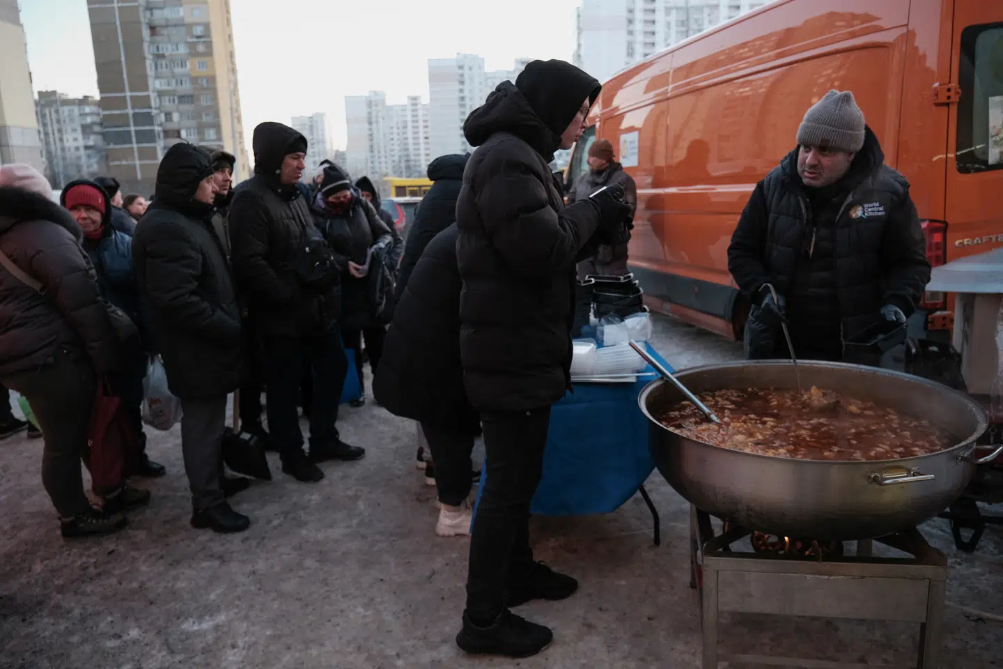 »Kulden har vist sig at være et af Putin-regimets vigtigste våben,« skriver Emil Hilton Saggau. Her uddeler en medarbejder fra ngo'en World Central Kitchen varm mad til folk i Kyiv.