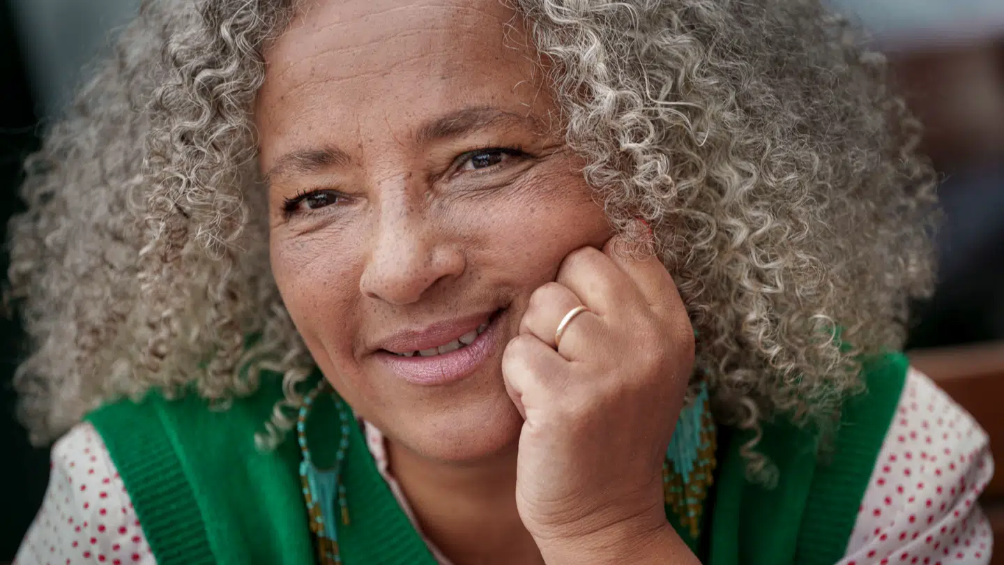 Musiker Maria Bramsen har mistet sin mand Simon West, der blot blev 61 år efter længere tids sygdom.