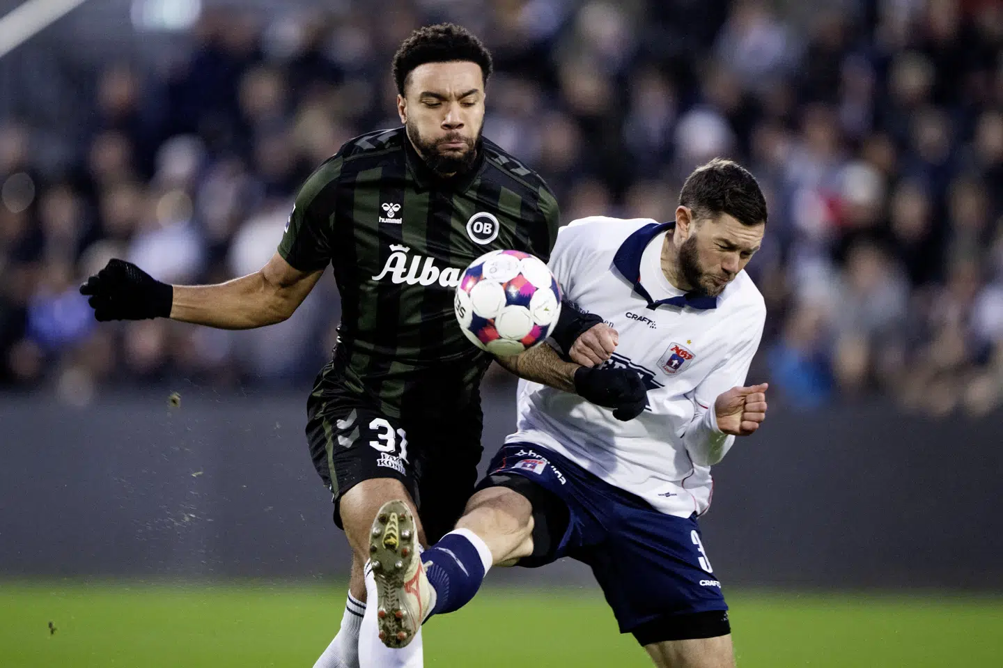 Jay-Roy Grot (tv.) bliver ikke udtaget til OB's trup mod FCK. (Arkivfoto).