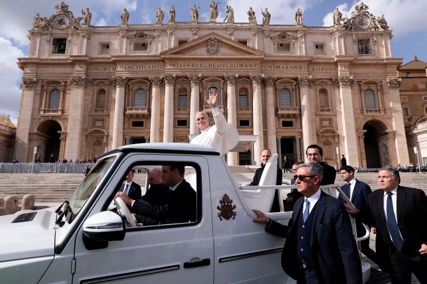 Pave Leo 14. vinker til troende fra sin pavemobil på Peterspladsen i Vatikanet tirsdag. Hans messe i næste uge vil blive automatoversat til 60 forskellige sprog ved brug af kunstig intelligens.