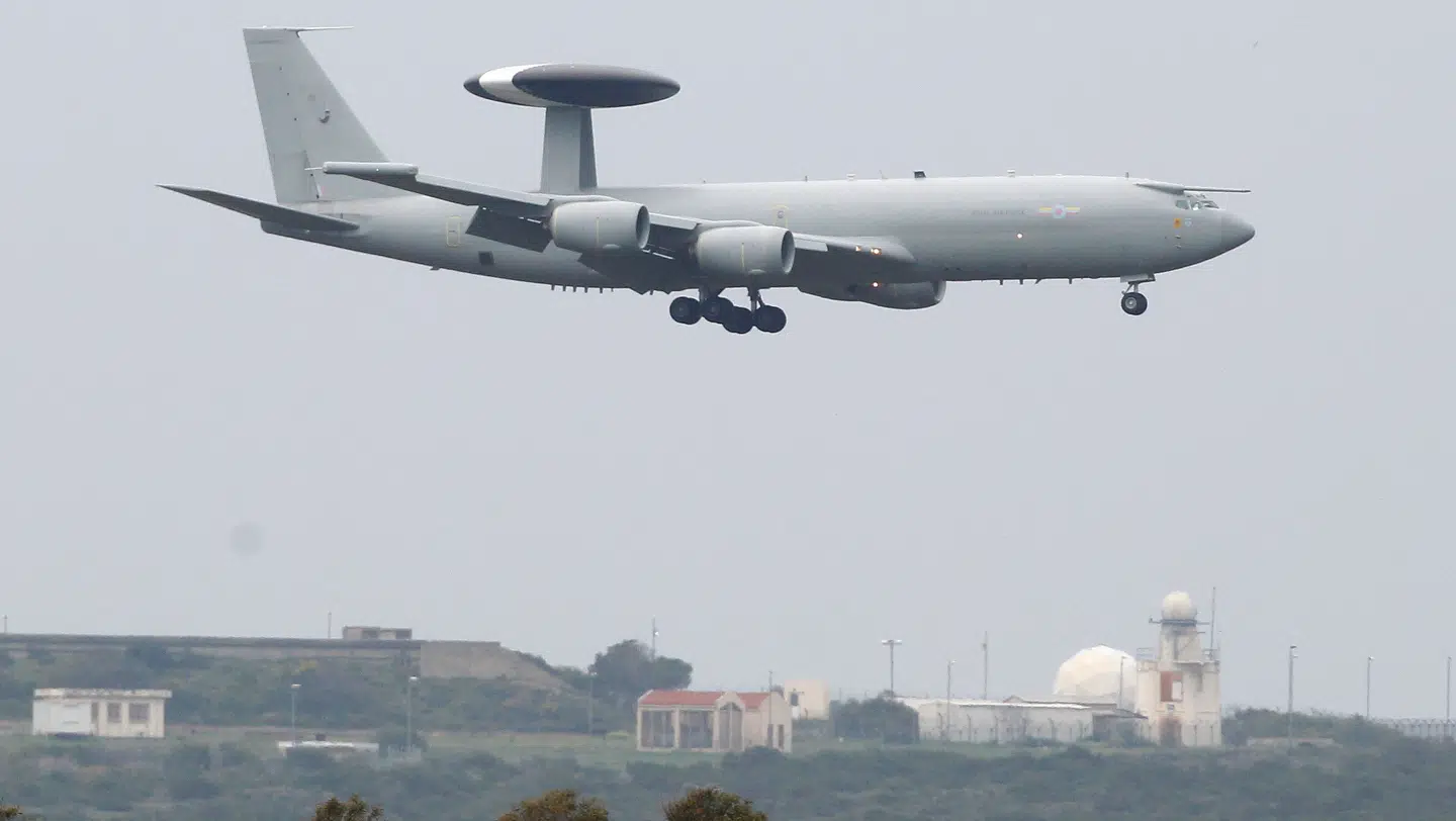 USA har flyttet op mod to tredjedele af sine højteknologiske Awacs-fly til områder nær Iran. Det kan indikere et snarligt angreb. Her ses et Awacs-fly for år tilbage.