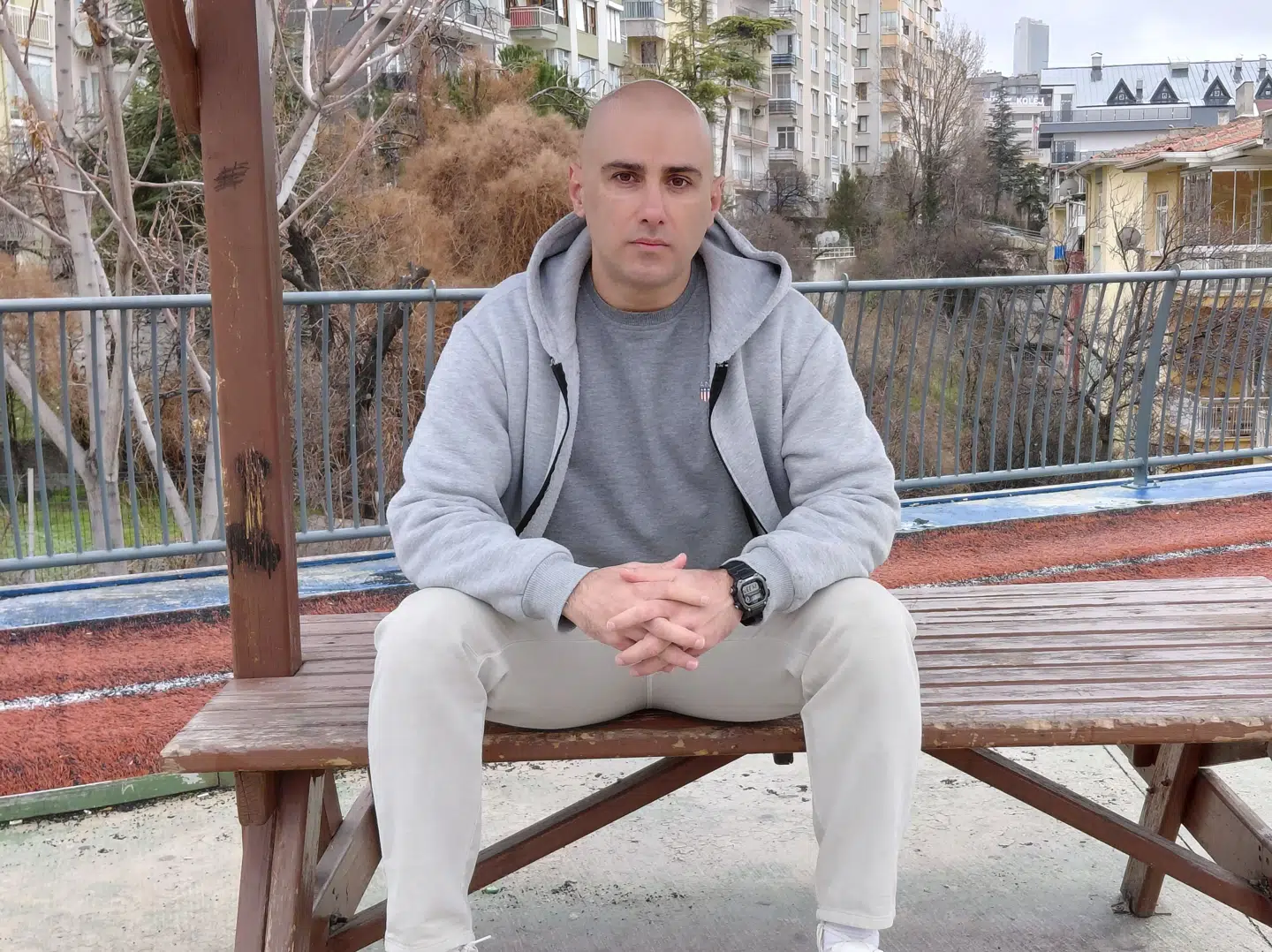 For få uger siden fortalte Javad Sadeghi sin historie om at flygte fra Iran til Berlingske. Nu er han sendt tilbage dertil.