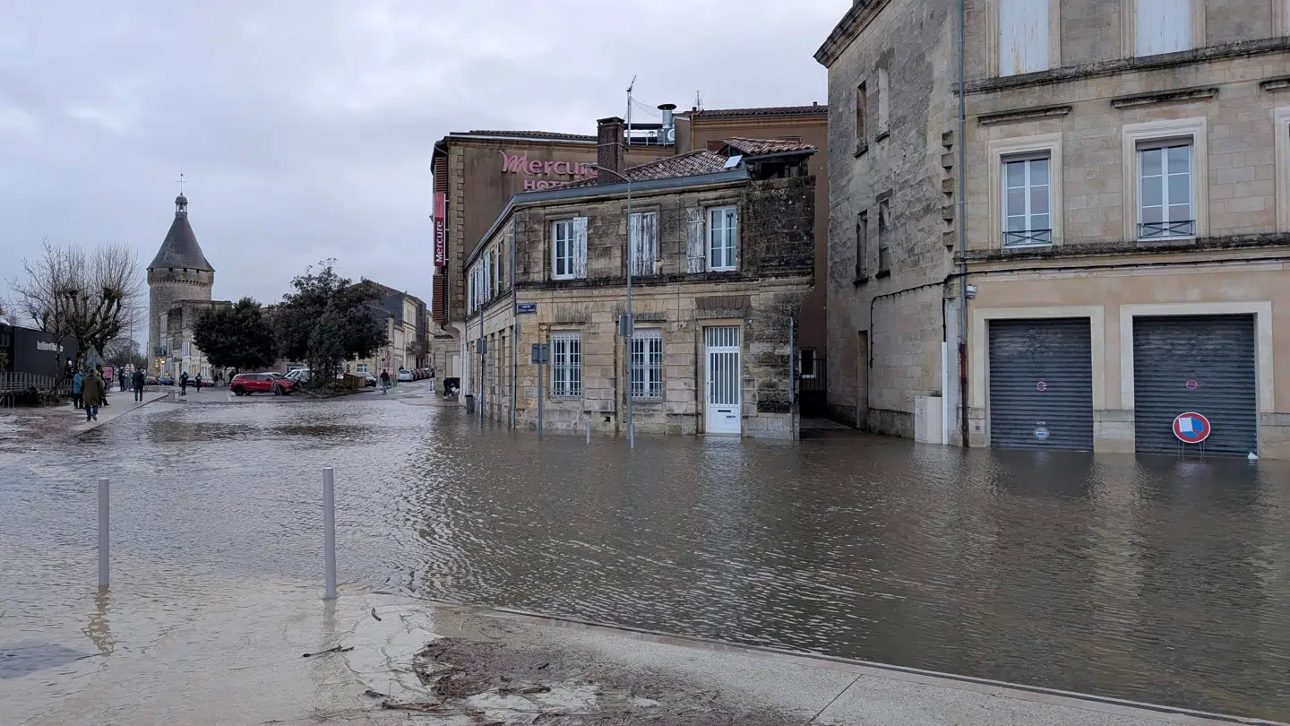 En gade er oversvømmet i Libourne i det sydvestlige Frankrig. Det har regnet i landet i 35 dage i træk, og det meteorologiske institut Météo-France holder flere områder under rødt varsel for oversvømmelser, mens en storm ved navn Pedro den 19. februar bevæger sig ind over landet.
