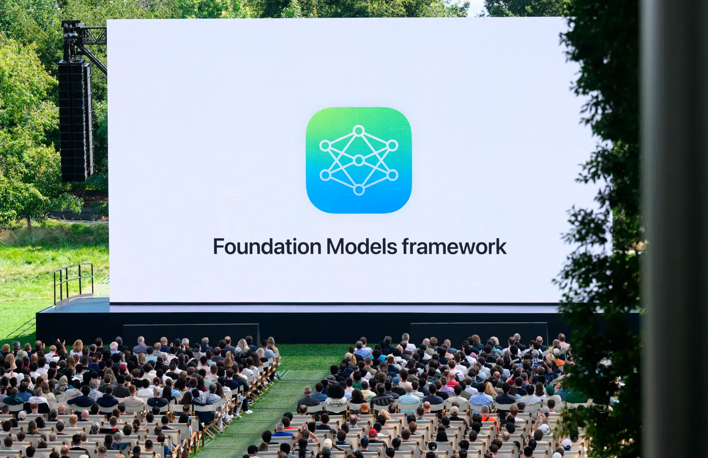 Når techgiganter som Apple præsenterer nye ai-satsninger, sker det ofte med en urokkelig tro på fremskridtet. Denne form for kommerciel begejstring kan dog skygge for behovet for kritisk regulering og tværfagligt samarbejde på tværs af jura og etik, hvilket er nødvendigt for at styre udviklingen sikkert uden om desinformation.