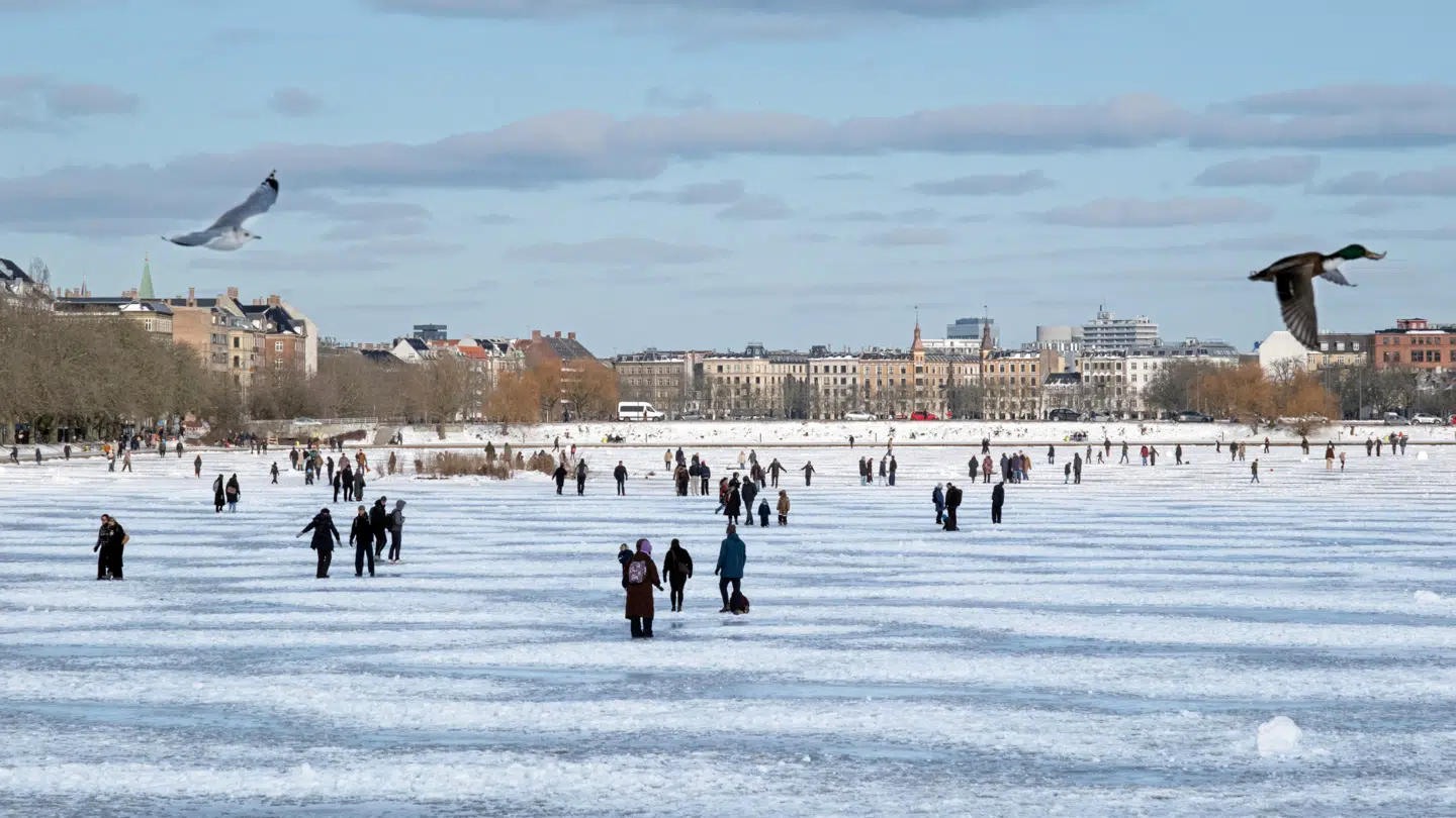 Selvom isen i den grad ser solid ud, opfordrer politiet kraftigt til forsigtighed.
