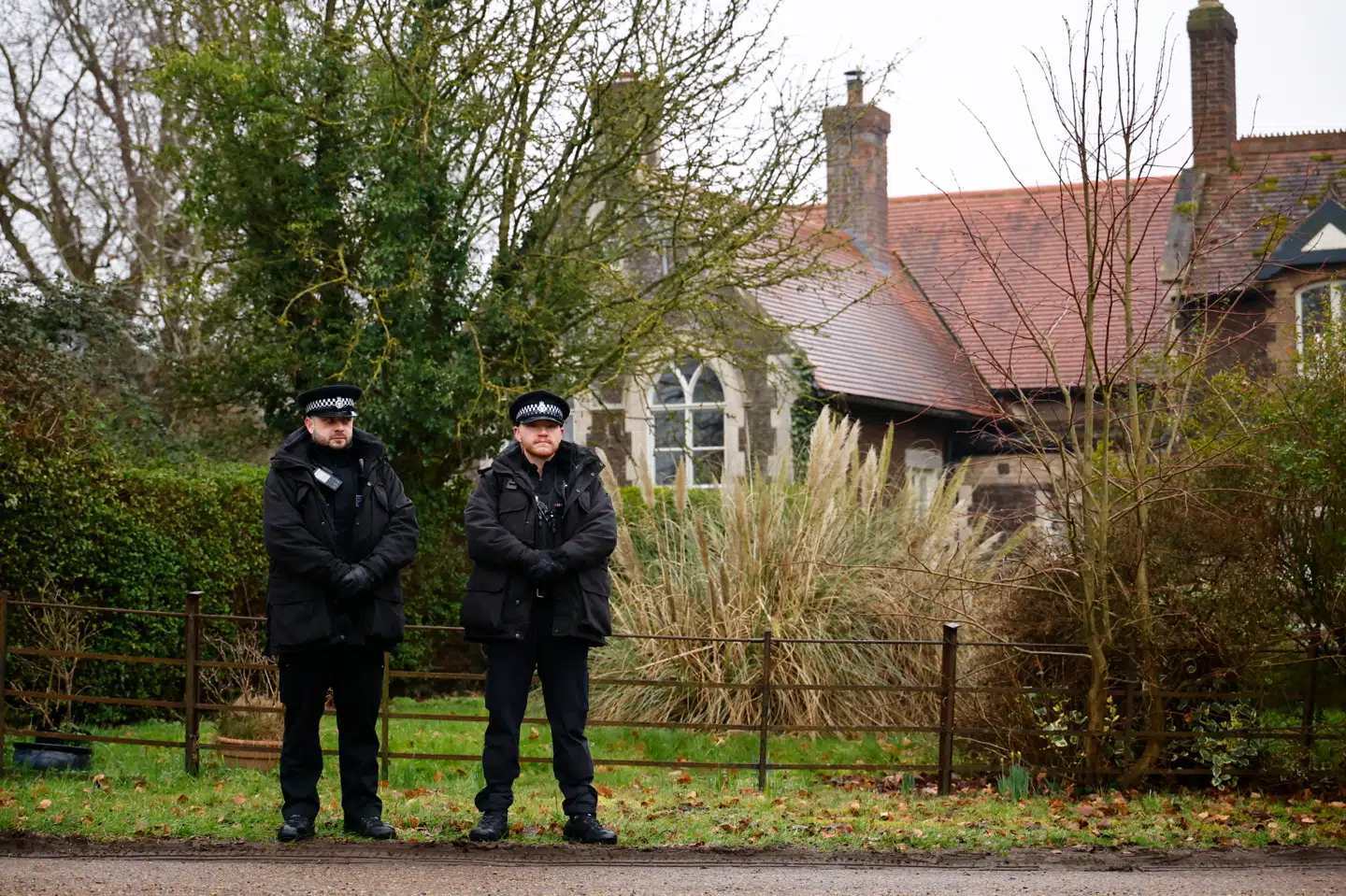 Foruden anholdelsen har britisk politiet torsdag ransaget Andrews tidligere hjem i Windsor og hans nuværende hjem på Sandringham Estate.