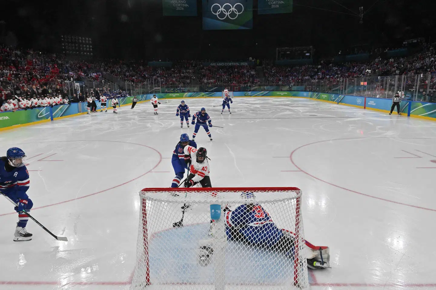 Canadiske Kristin O'Neill runder USA's keeper og gør det til 1-0 i torsdagens OL-finale.