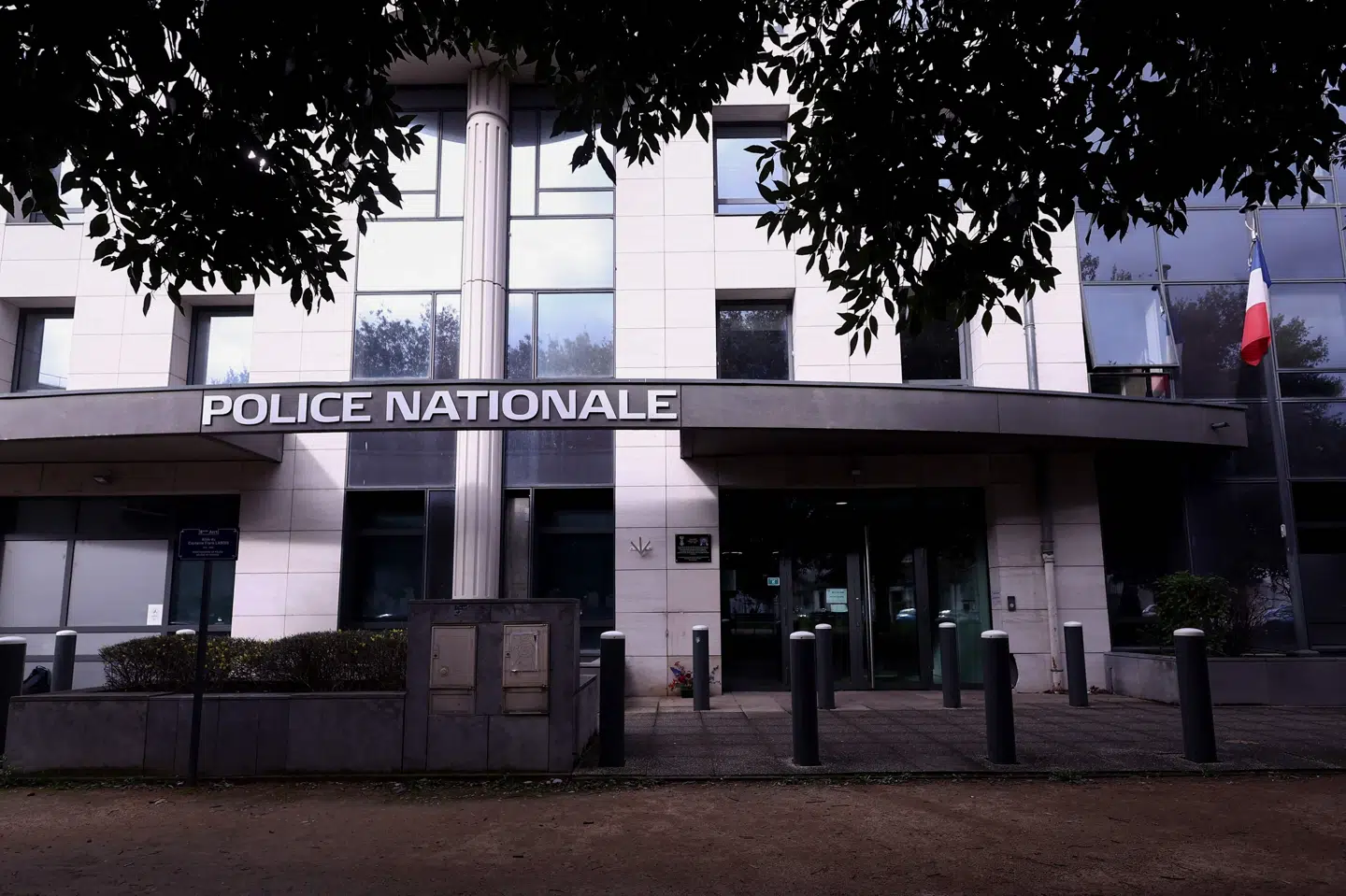 Billede af politistation i Lyon fra torsdag, hvor mistænkte er blevet afhørt om drabet på højrefløjsaktivisten Quentin Deranque. Syv personer vil blive sigtet, siger anklager. (Arkivfoto).