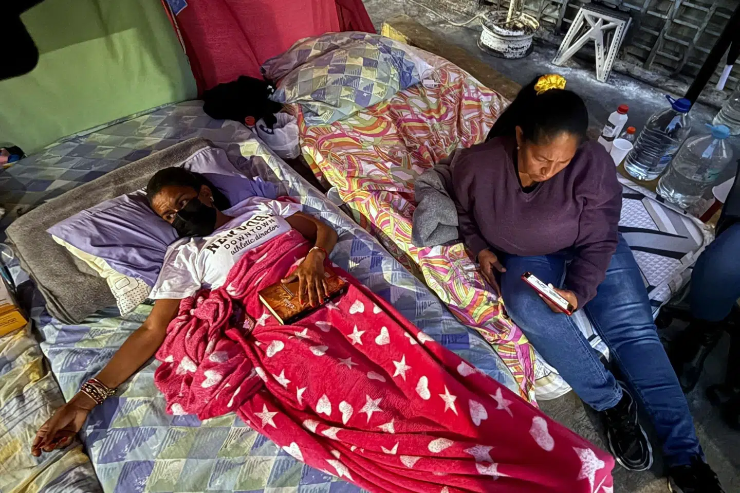 Flere pårørende til politiske fanger i Venezuela har siden lørdag sultstrejket uden for et fængsel i Venezuelas hovedstad, Caracas. De har ventet på løsladelse af politiske fanger, mens drøftelser om ny amnestilov har trukket nu. Torsdag er en amnestilov blevet vedtaget.