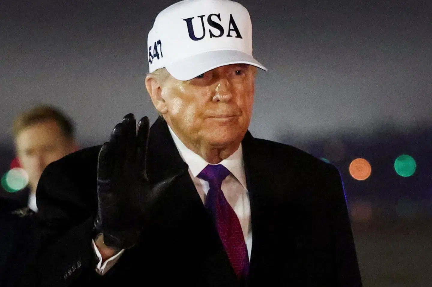 Donald Trump ses torsdag træde ud af Air Force One. På Truth Social skriver han, at han vil give ordre til, at myndigheder tager hul på proces med at identificere og frigive regeringsdokumenter om rumvæsner og ufoer. (Arkivfoto).