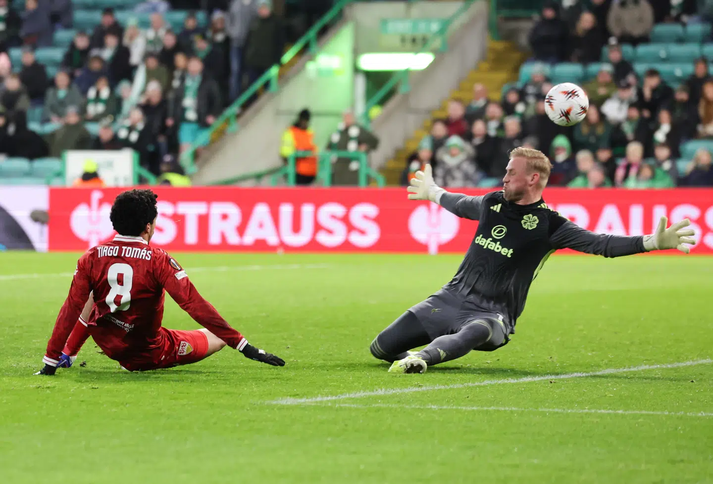 Kasper Schmeichel bliver passeret i kampen mod Stuttgart.