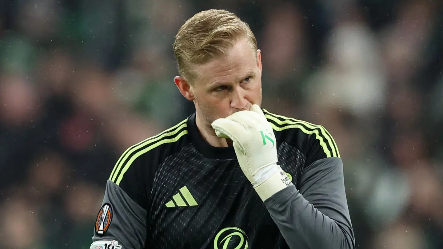 Kasper Schmeichel reagerer undervejs i kampen mod Stuttgart.