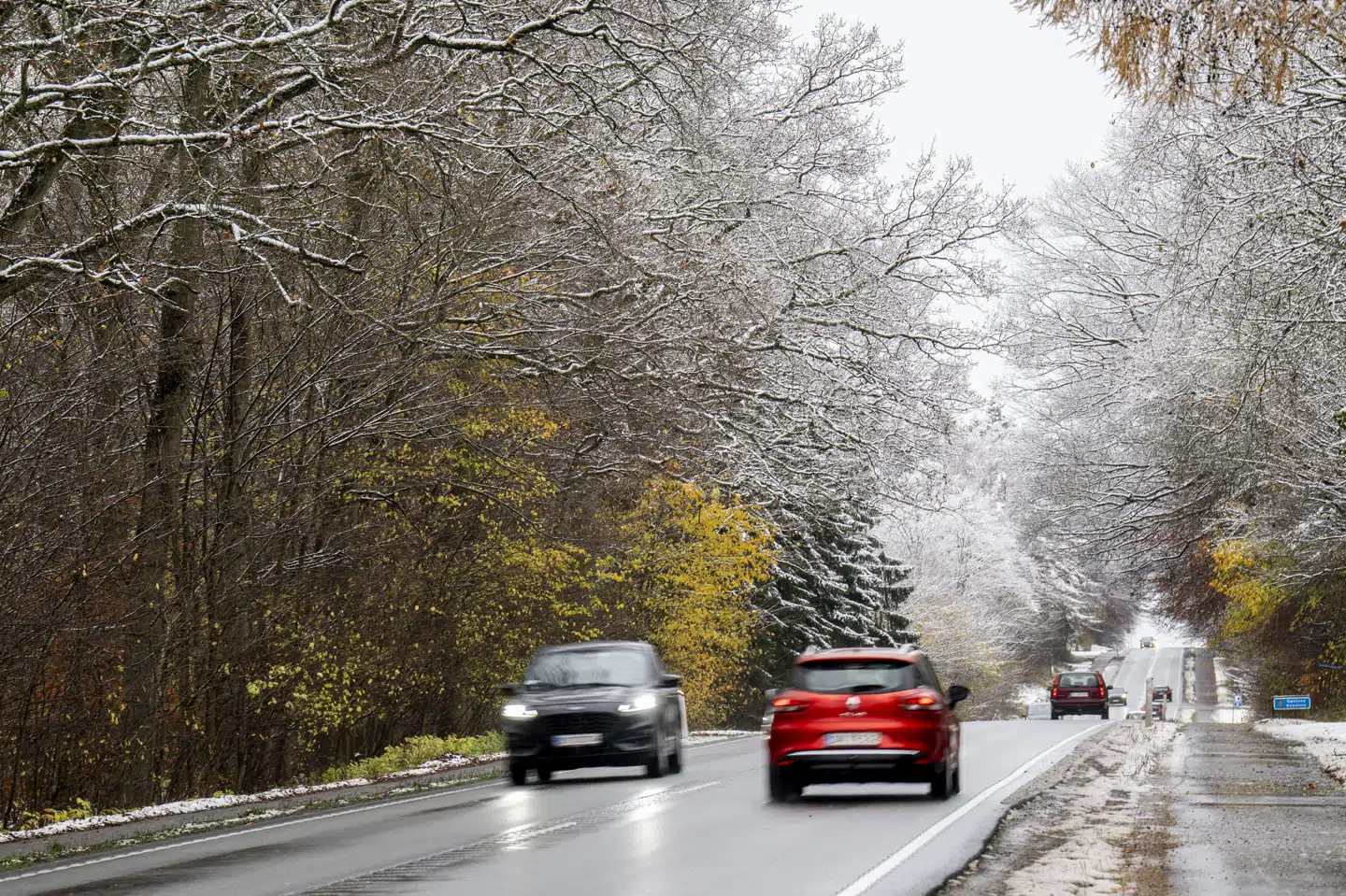 Fra fredag eftermiddag kommer der varmere luft ind over landet vestfra. Fredag aften og natten til lørdag er der risiko for isslag og glatte veje, oplyser DMI. (Arkivfoto).