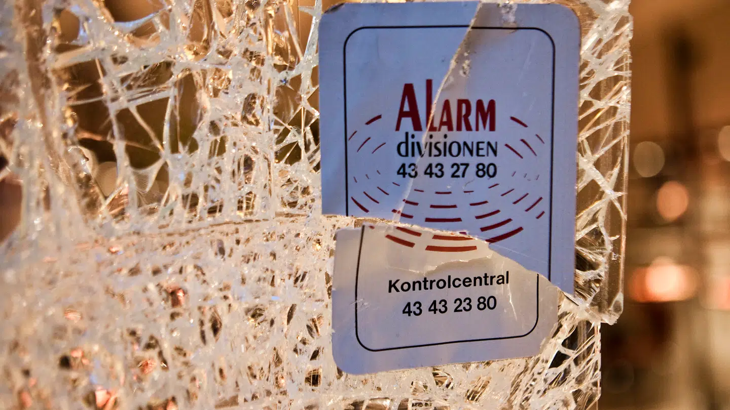 (ARKIV) Smadret rude under indbrud i København den 7. november 2009.