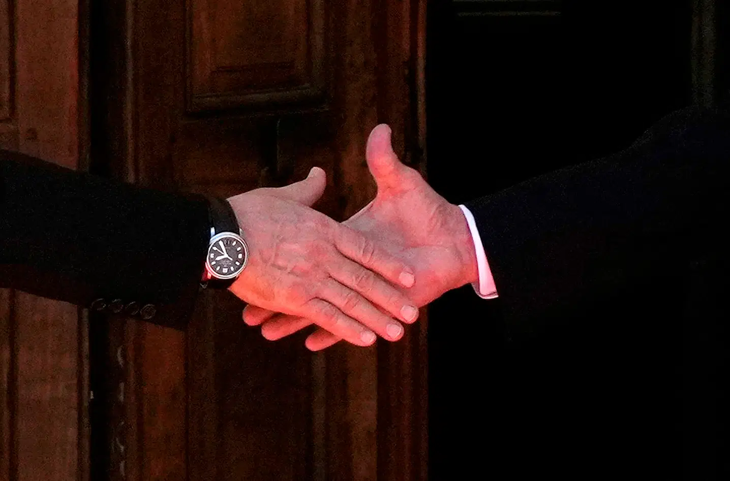 Business-overblik: Gyldne håndtryk sikrer topchefernes lønstigninger