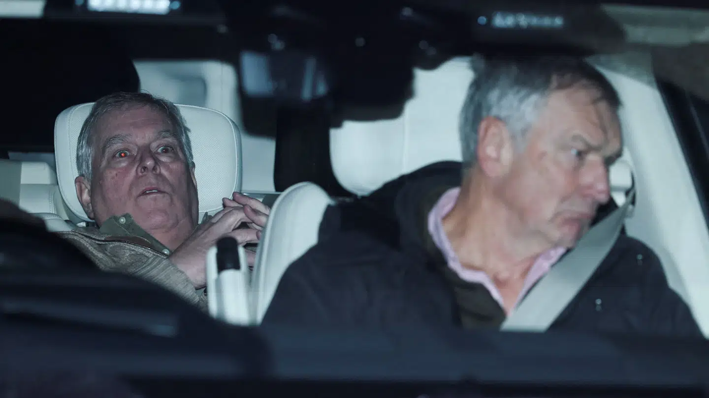 Andrew Mountbatten Windsor, yngre bror til Storbritanniens kong Charles, tidligere kendt som prins Andrew, forlader Aylsham politistation.